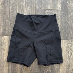 Women’s Lululemon Shorts - Size 6 - 6” - Side Pockets - GREAT Condition